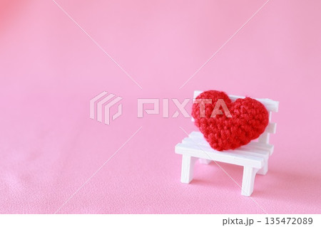 白いベンチに置いたニットのハート 135472089