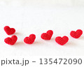 一列に並べた赤いハートのあみぐるみ 135472090