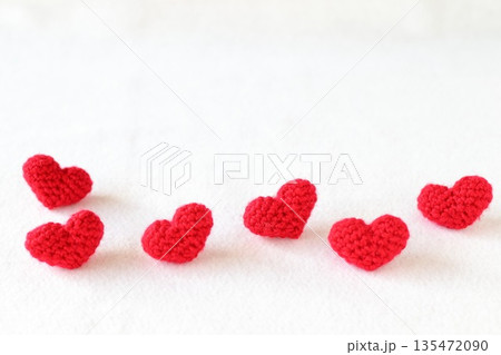 一列に並べた赤いハートのあみぐるみ 135472090