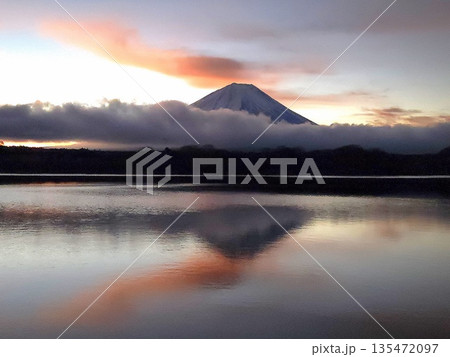 早朝の富士山と逆さ富士(精進湖) 早朝の富士山と逆さ富士(精進湖) 135472097