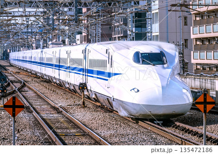 日本の横浜都市景観インバウンド続く…新横浜駅にさしかかる新幹線（N700A・先頭車両）などを望む 135472186