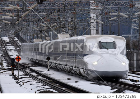 東海道新幹線　冬の米原駅　高速走行シーン 135472269