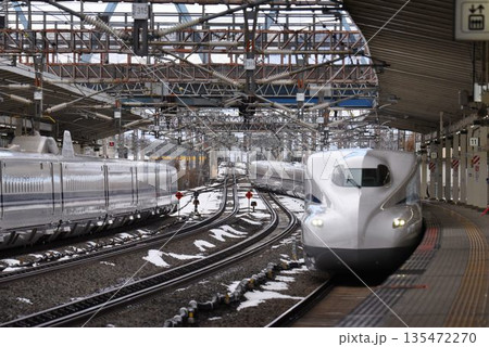東海道新幹線 冬の米原駅 東海道新幹線 冬の米原駅 135472270