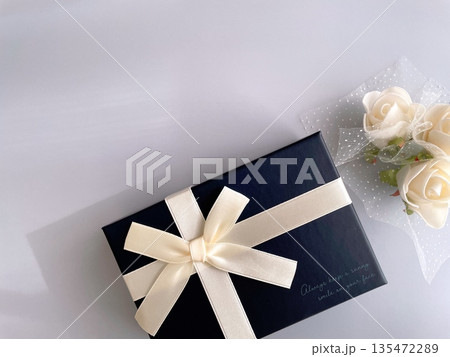 プレゼントと白いバラの水色背景 135472289