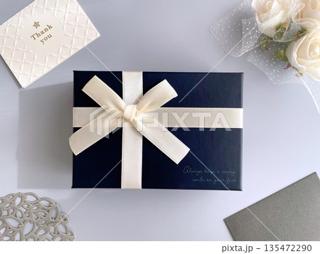 父の日イメージ・プレゼントとメッセージカード 父の日イメージ・プレゼントとメッセージカード 135472290