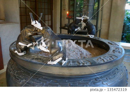 十二支とゾウがデザインされた香炉　桃厳寺 135472319