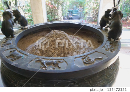 桃厳寺　十二支とゾウがある香炉 135472321