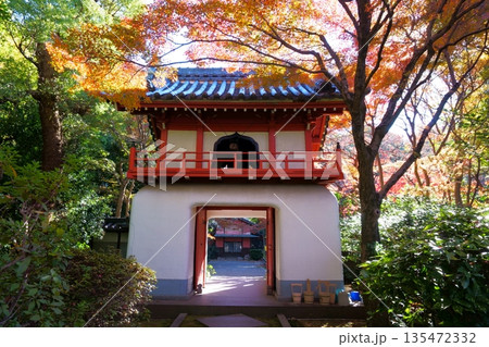 桃厳寺　梵鐘が見える不老門 135472332