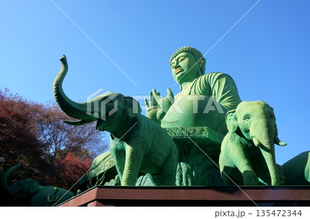 桃厳寺　周囲に象を配した緑の大仏 135472344