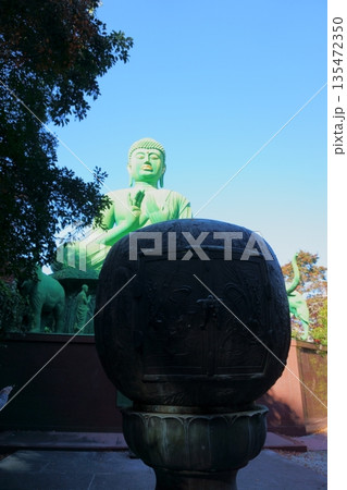 桃厳寺　緑の大仏と香炉 135472350