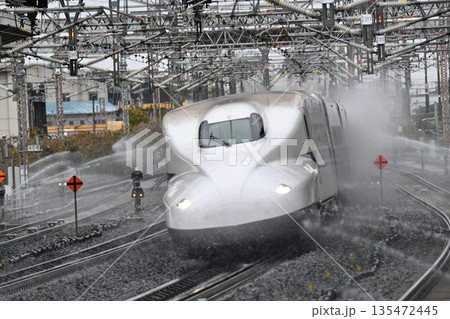 東海道新幹線 米原駅 高速走行シーン 超望遠の世界 東海道新幹線 米原駅 高速走行シーン 超望遠の世界 135472445