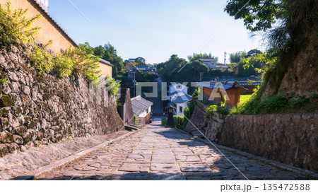 Iconic Suya no Saka slope with tower lantern in Kitsuki town, Oita 135472588
