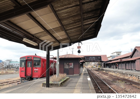JR豊後森駅のホームに停車する久大本線の列車 JR豊後森駅のホームに停車する久大本線の列車 135472642