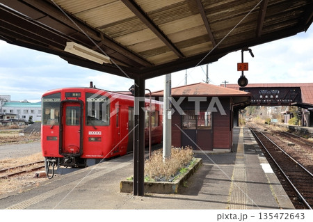JR豊後森駅のホームに停車する久大本線の列車 JR豊後森駅のホームに停車する久大本線の列車 135472643