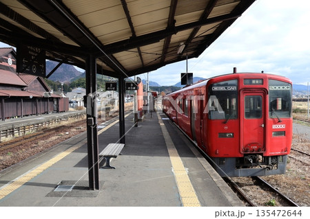 JR豊後森駅のホームに停車する久大本線の列車 JR豊後森駅のホームに停車する久大本線の列車 135472644