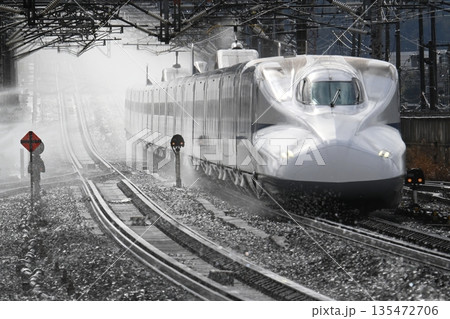東海道新幹線　冬の米原駅　高速走行シーン　超望遠の世界 135472706