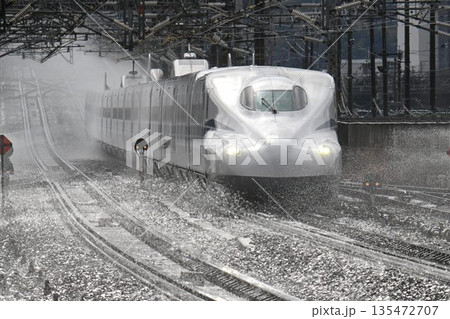 東海道新幹線　冬の米原駅　高速走行シーン　超望遠の世界 135472707
