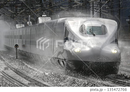 東海道新幹線　米原駅　高速走行シーン　超望遠の世界 135472708