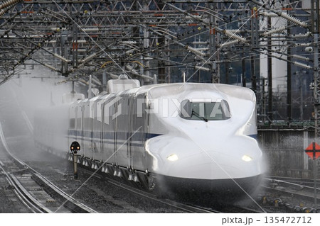 東海道新幹線 冬の米原駅 高速走行シーン 超望遠の世界 東海道新幹線 冬の米原駅 高速走行シーン 超望遠の世界 135472712