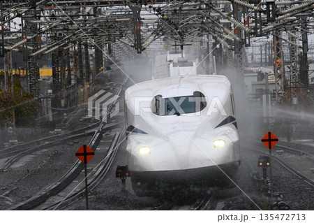 東海道新幹線 冬の米原駅 高速走行シーン 超望遠の世界 東海道新幹線 冬の米原駅 高速走行シーン 超望遠の世界 135472713