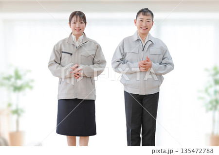 笑顔の作業員女性 笑顔の作業員女性 135472788