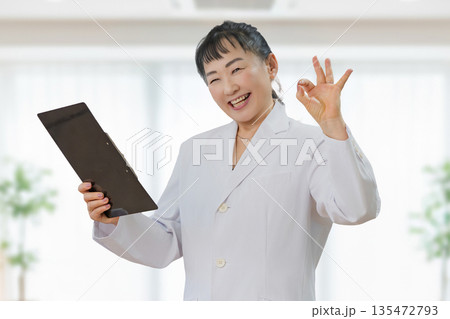 OKサインを出す医療女性 135472793