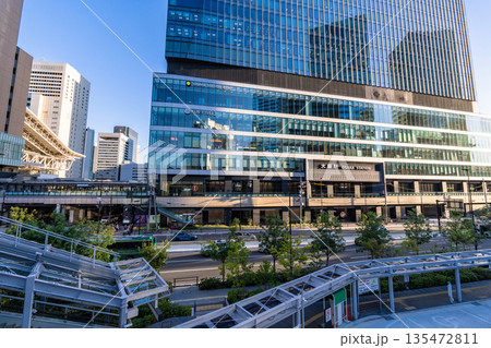 《大阪府》大阪の中心街・梅田の都市風景 135472811