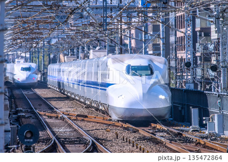 日本の横浜都市景観インバウンド続く…新横浜駅にさしかかる新幹線(右・N700A・先頭車両)などを望む 日本の横浜都市景観インバウンド続く…新横浜駅にさしかかる新幹線(右・N700A・先頭車両)などを望む 135472864