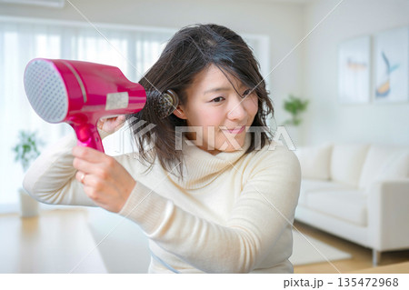 ドライヤーを使う女性 135472968