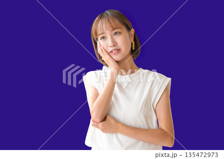 考える女性 135472973