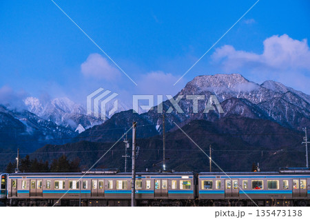 細野駅に停車する電車と有明山【北安曇郡松川村】 135473138