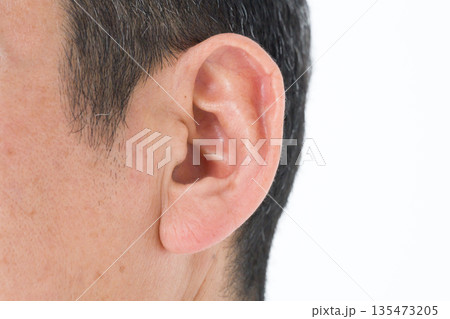 男性の耳のクローズアップ 135473205