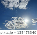 太陽と雲のある青空 135473340