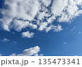 青空に浮かぶ雲 135473341