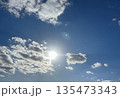 太陽に照らされる雲 135473343
