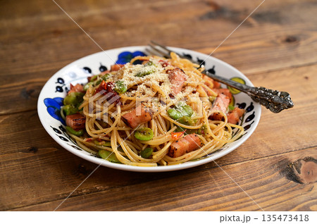トマトと空豆、ベーコンのパスタ トマトと空豆、ベーコンのパスタ 135473418