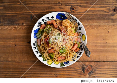 トマトと空豆、ベーコンのパスタ 135473423