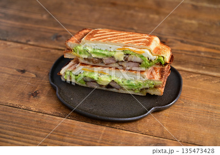 空豆とチーズ、チャーシューのホットサンド 空豆とチーズ、チャーシューのホットサンド 135473428