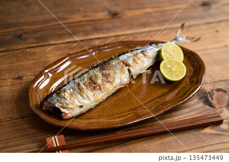 塩焼き秋刀魚 塩焼き秋刀魚 135473449