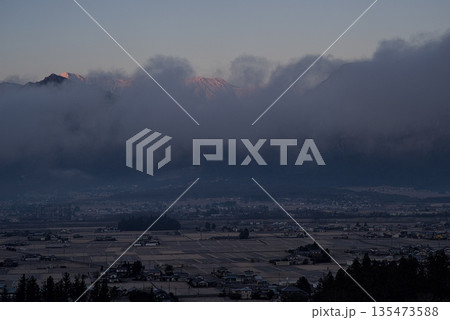 モルゲンロート直前に雲が湧き立つあずみ野池田クラフトパークから望む北アルプス 135473588