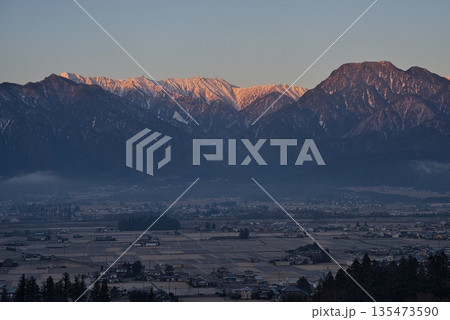 モルゲンロートで朱に染まる北アルプス 135473590