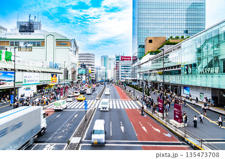 国道20号と新宿駅前の夏の風景3　東京都新宿区 135473708