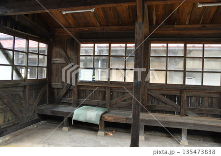 若桜鉄道の安部駅の待合室_02 若桜鉄道の安部駅の待合室_02 135473838