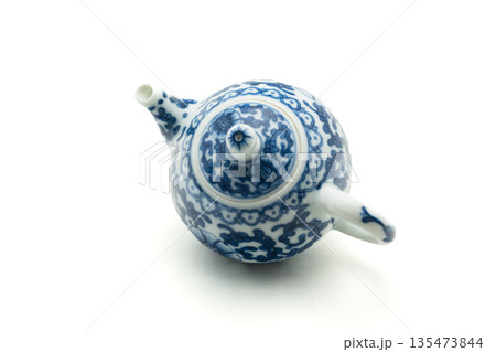 磁器製の烏龍茶用の茶壺 Teapot for Oolong tea 磁器製の烏龍茶用の茶壺 Teapot for Oolong tea 135473844