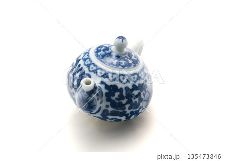 磁器製の烏龍茶用の茶壺 Teapot for Oolong tea 磁器製の烏龍茶用の茶壺 Teapot for Oolong tea 135473846