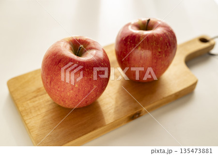 秋の味覚林檎 135473881