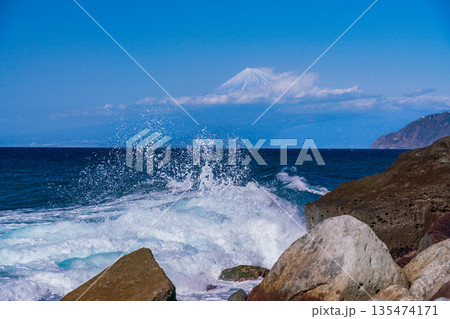 （静岡県）西伊豆海岸に寄せる荒波・波濤と富士山 135474171
