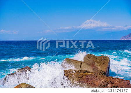 (静岡県)西伊豆海岸に寄せる荒波・波濤と富士山 (静岡県)西伊豆海岸に寄せる荒波・波濤と富士山 135474177
