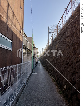 日本の都市の線路沿いに続く静かな小道 日本の都市の線路沿いに続く静かな小道 135475512