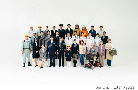 多様な職業の日本人 老若男女の集合写真　大人数　複数 135475615
